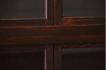 アンティーク家具　古民具・骨董　4枚引き戸の鉄脚付き木製重ね収納棚