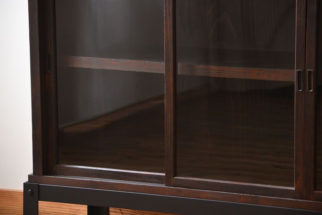 アンティーク家具　古民具・骨董　4枚引き戸の鉄脚付き木製重ね収納棚