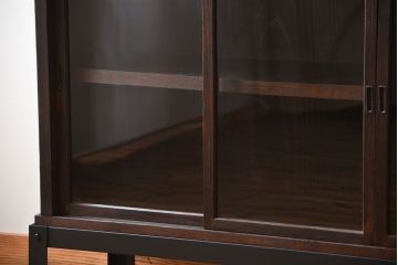 アンティーク家具　古民具・骨董　4枚引き戸の鉄脚付き木製重ね収納棚