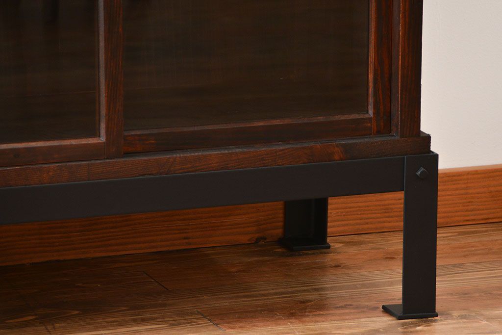 アンティーク家具　古民具・骨董　4枚引き戸の鉄脚付き木製重ね収納棚