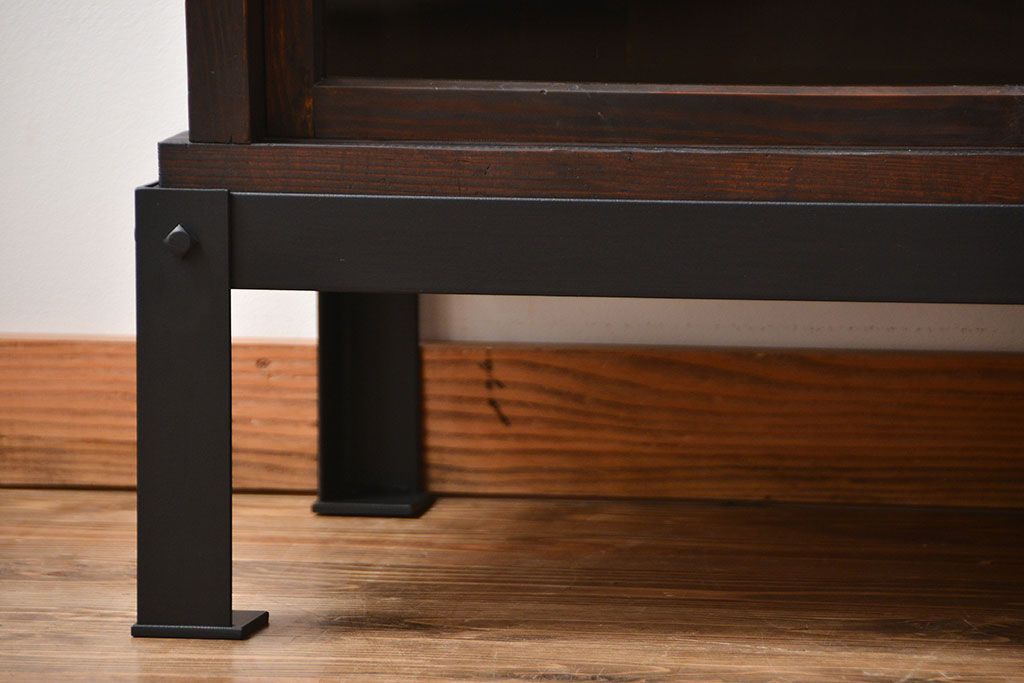 アンティーク家具　古民具・骨董　4枚引き戸の鉄脚付き木製重ね収納棚