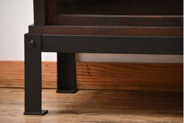 アンティーク家具　古民具・骨董　4枚引き戸の鉄脚付き木製重ね収納棚