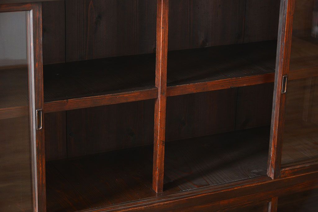 アンティーク家具　古民具・骨董　4枚引き戸の鉄脚付き木製重ね収納棚