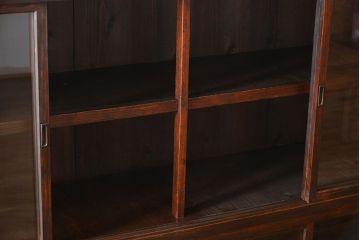 アンティーク家具　古民具・骨董　4枚引き戸の鉄脚付き木製重ね収納棚