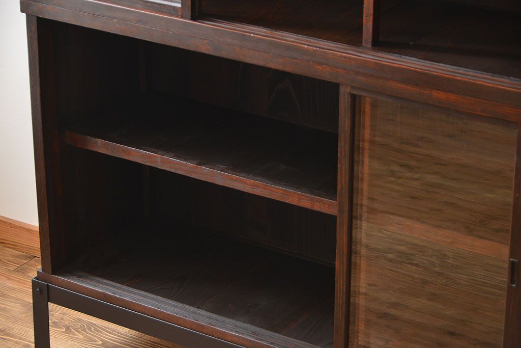 アンティーク家具　古民具・骨董　4枚引き戸の鉄脚付き木製重ね収納棚