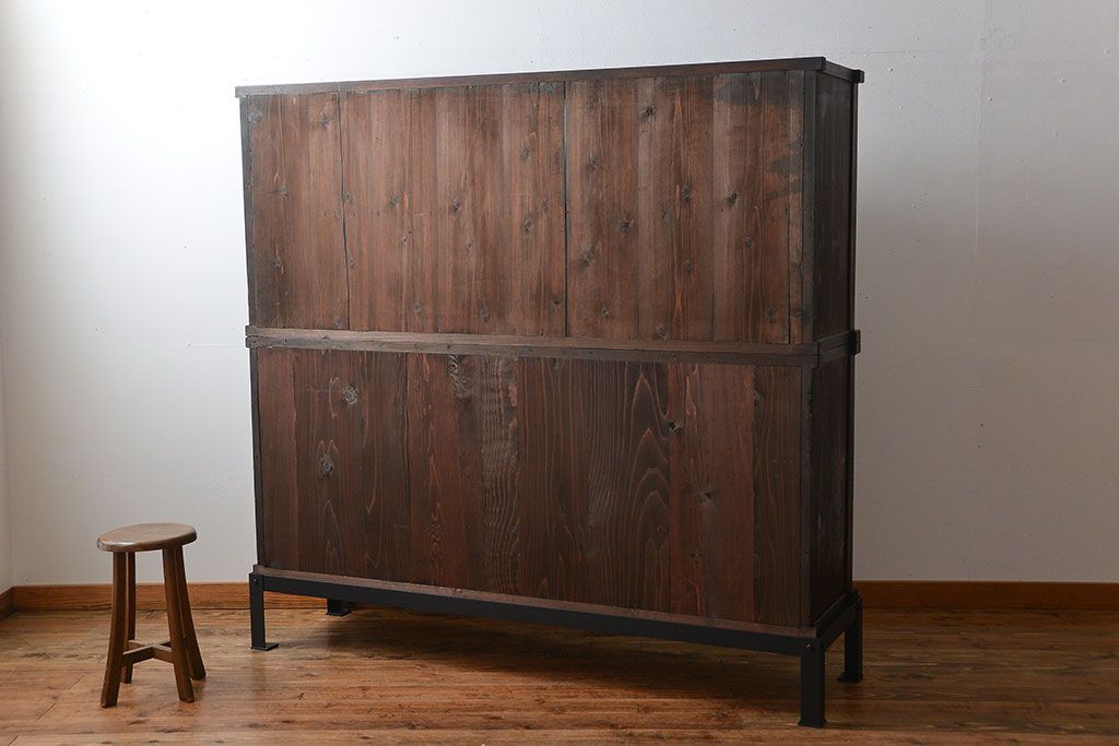 アンティーク家具　古民具・骨董　4枚引き戸の鉄脚付き木製重ね収納棚