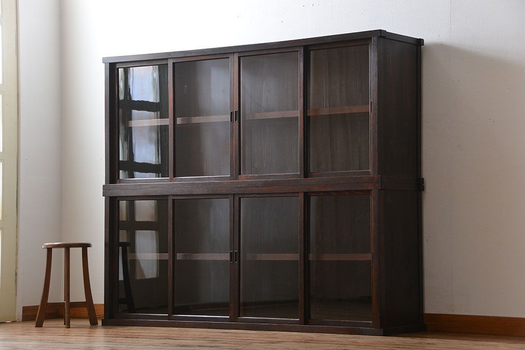 アンティーク家具　古民具・骨董　4枚引き戸の鉄脚付き木製重ね収納棚