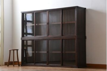 アンティーク家具　古民具・骨董　4枚引き戸の鉄脚付き木製重ね収納棚