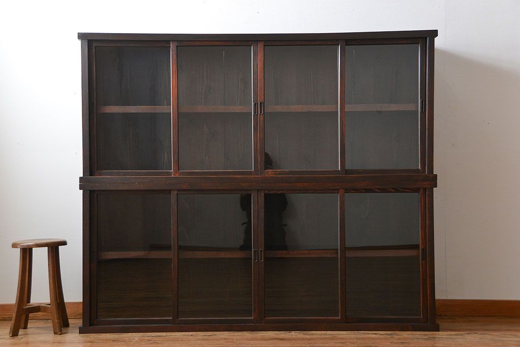 アンティーク家具　古民具・骨董　4枚引き戸の鉄脚付き木製重ね収納棚