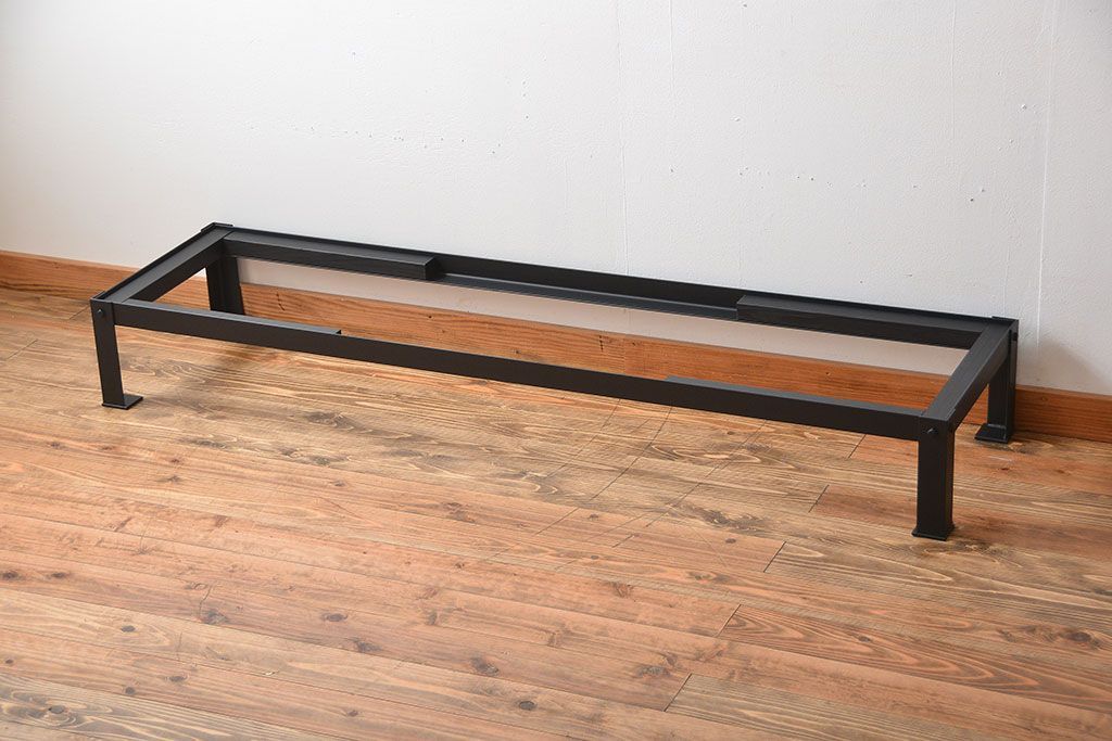 アンティーク家具　古民具・骨董　4枚引き戸の鉄脚付き木製重ね収納棚