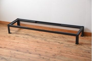 アンティーク家具　古民具・骨董　4枚引き戸の鉄脚付き木製重ね収納棚