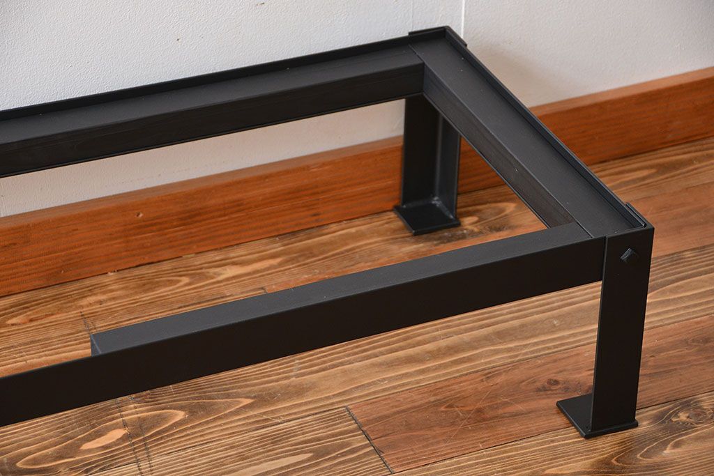 アンティーク家具　古民具・骨董　4枚引き戸の鉄脚付き木製重ね収納棚