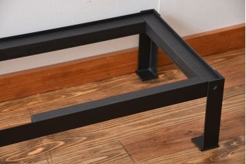 アンティーク家具　古民具・骨董　4枚引き戸の鉄脚付き木製重ね収納棚