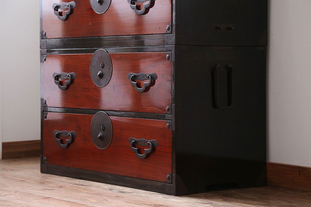 アンティーク家具　古民具・骨董　前面欅材!漆の綺麗な重ね衣装箪笥