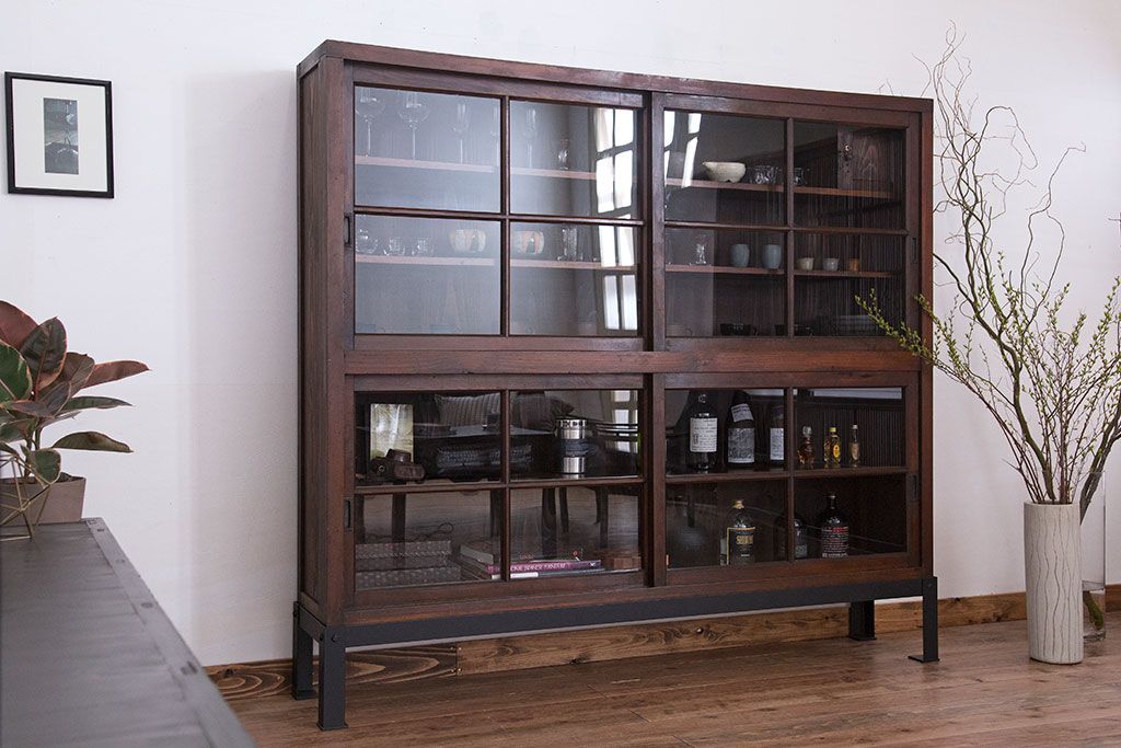 アンティーク家具　古民具・骨董　古い木製の重厚な鉄脚付き薄型収納棚