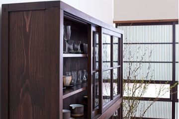 アンティーク家具　古民具・骨董　古い木製の重厚な鉄脚付き薄型収納棚