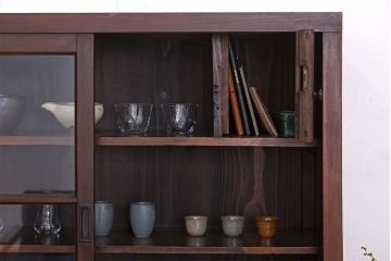 アンティーク家具　古民具・骨董　古い木製の重厚な鉄脚付き薄型収納棚