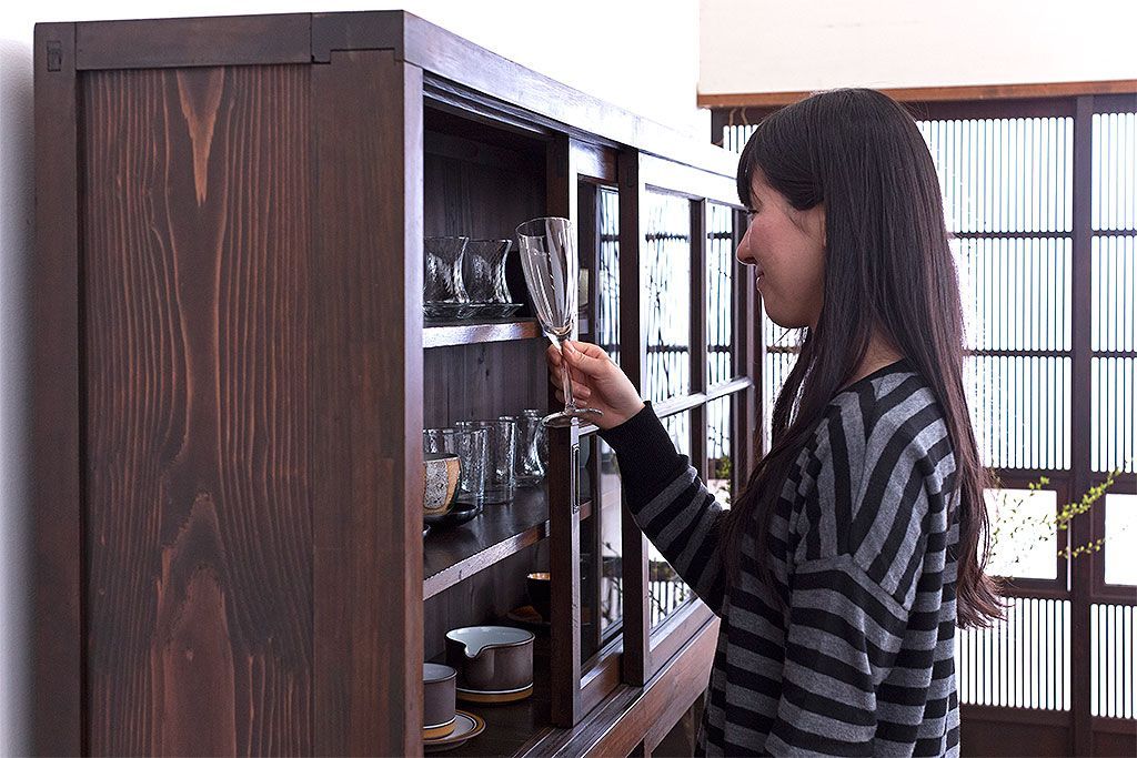 アンティーク家具　古民具・骨董　古い木製の重厚な鉄脚付き薄型収納棚