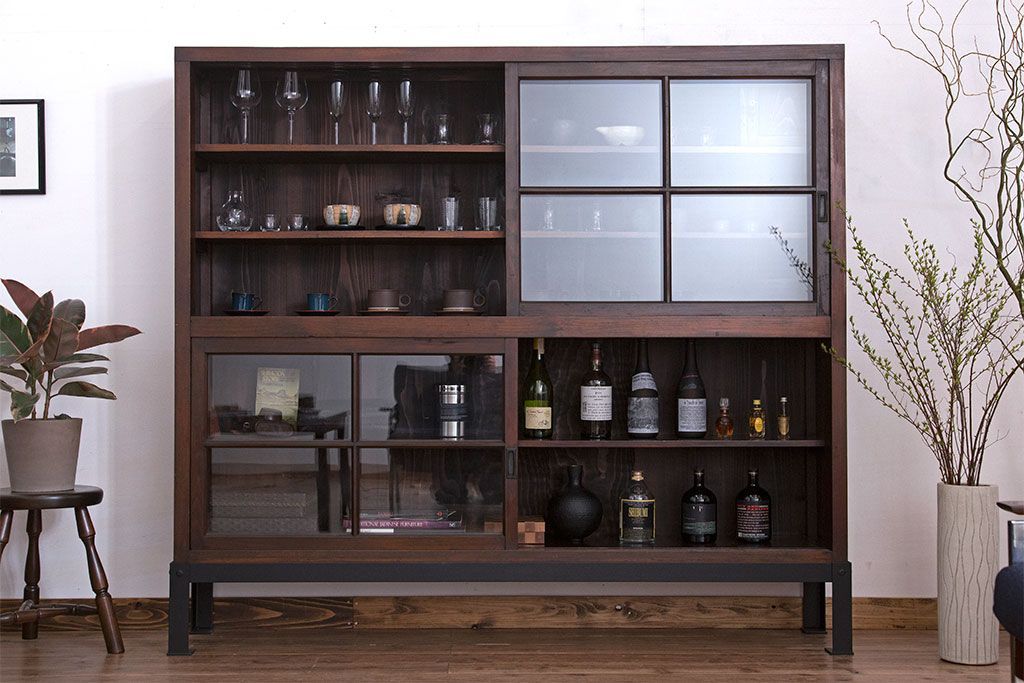 アンティーク家具　古民具・骨董　古い木製の重厚な鉄脚付き薄型収納棚