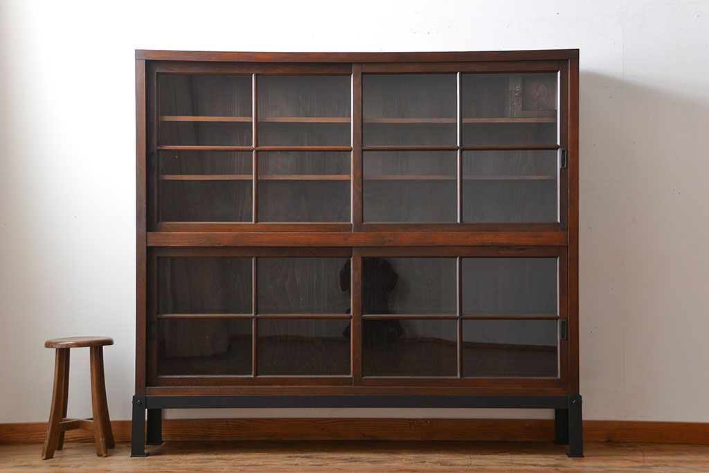 アンティーク家具　古民具・骨董　古い木製の重厚な鉄脚付き薄型収納棚