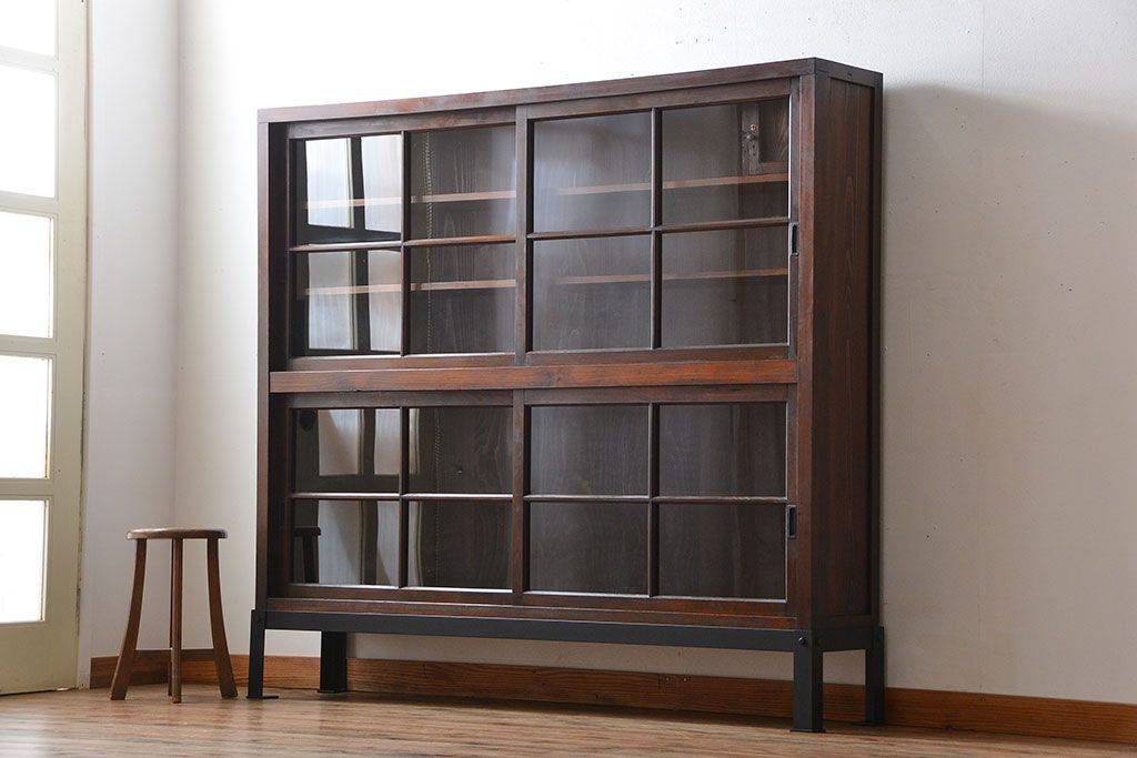 アンティーク家具　古民具・骨董　古い木製の重厚な鉄脚付き薄型収納棚