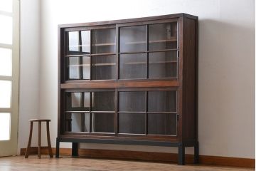 アンティーク家具　古民具・骨董　古い木製の重厚な鉄脚付き薄型収納棚