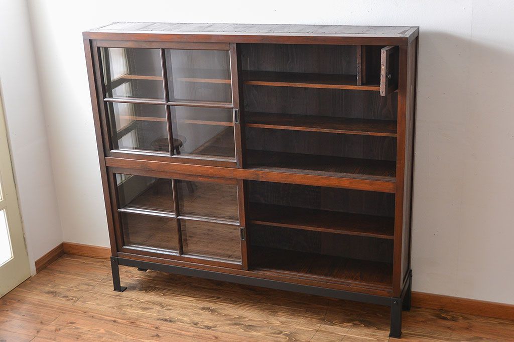 アンティーク家具　古民具・骨董　古い木製の重厚な鉄脚付き薄型収納棚