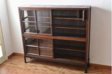 アンティーク家具　古民具・骨董　古い木製の重厚な鉄脚付き薄型収納棚