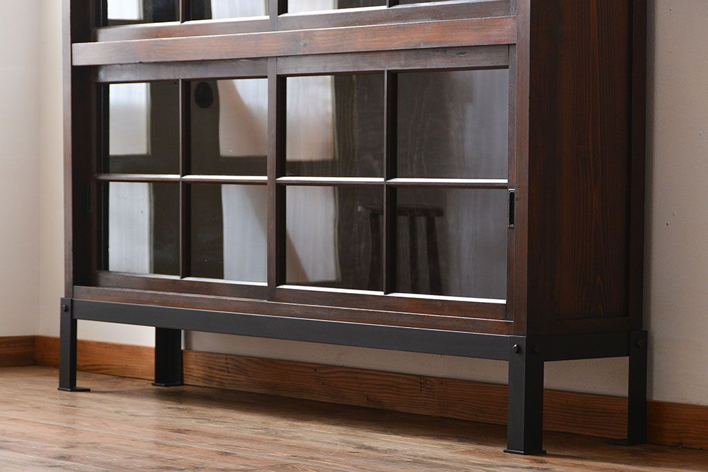 アンティーク家具　古民具・骨董　古い木製の重厚な鉄脚付き薄型収納棚