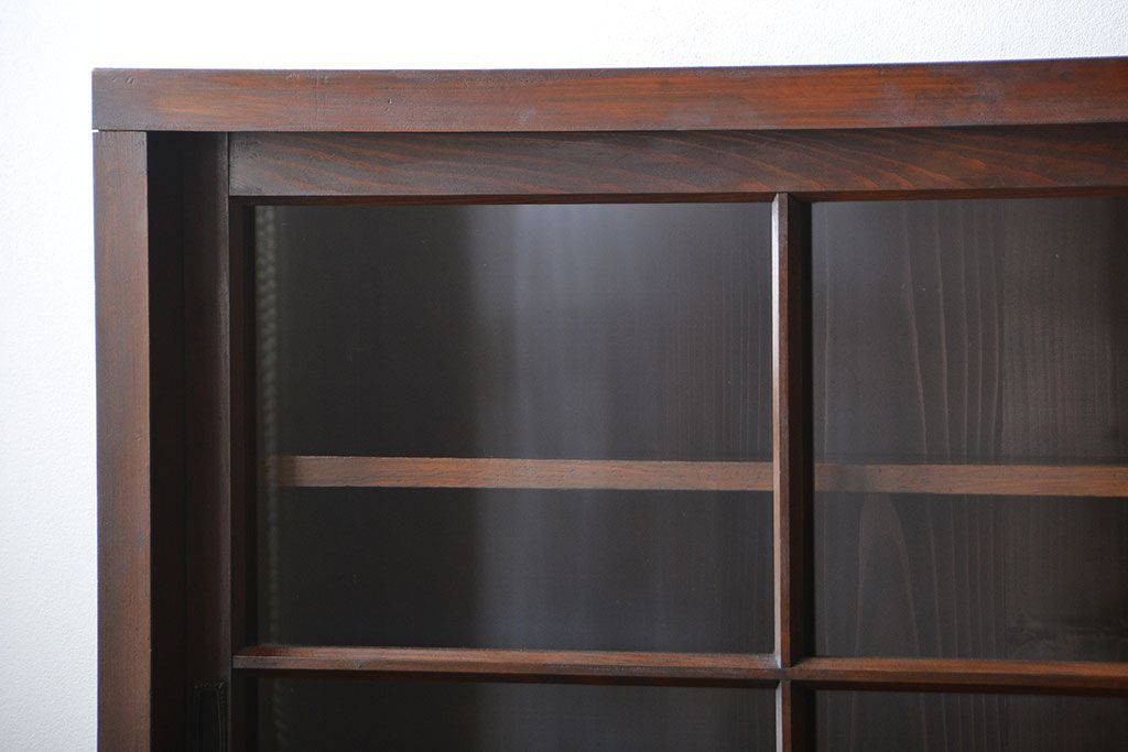 アンティーク家具　古民具・骨董　古い木製の重厚な鉄脚付き薄型収納棚