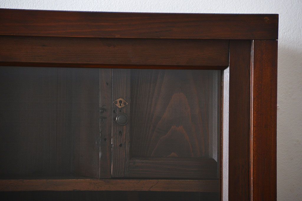 アンティーク家具　古民具・骨董　古い木製の重厚な鉄脚付き薄型収納棚