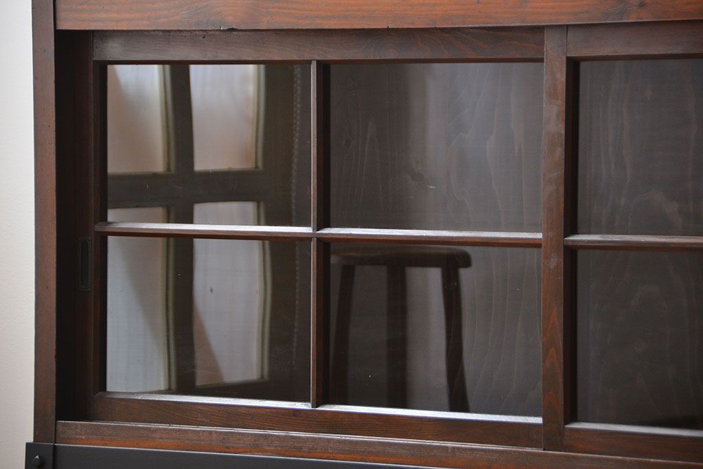 アンティーク家具　古民具・骨董　古い木製の重厚な鉄脚付き薄型収納棚