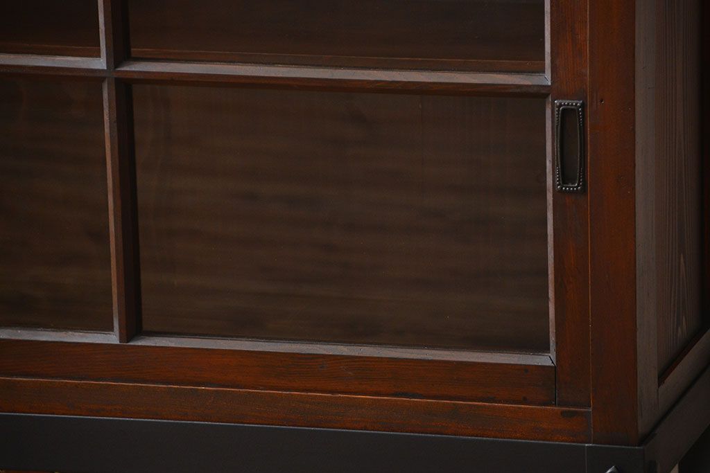 アンティーク家具　古民具・骨董　古い木製の重厚な鉄脚付き薄型収納棚