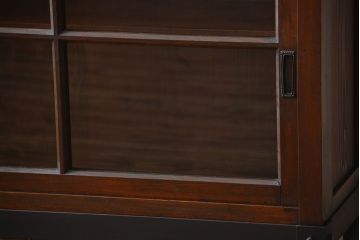 アンティーク家具　古民具・骨董　古い木製の重厚な鉄脚付き薄型収納棚