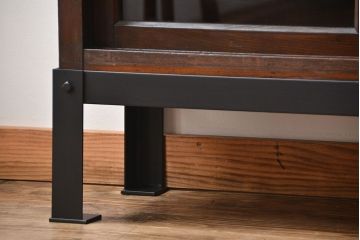 アンティーク家具　古民具・骨董　古い木製の重厚な鉄脚付き薄型収納棚