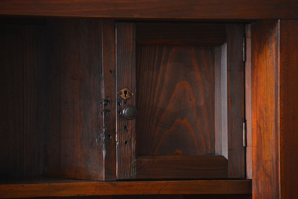 アンティーク家具　古民具・骨董　古い木製の重厚な鉄脚付き薄型収納棚