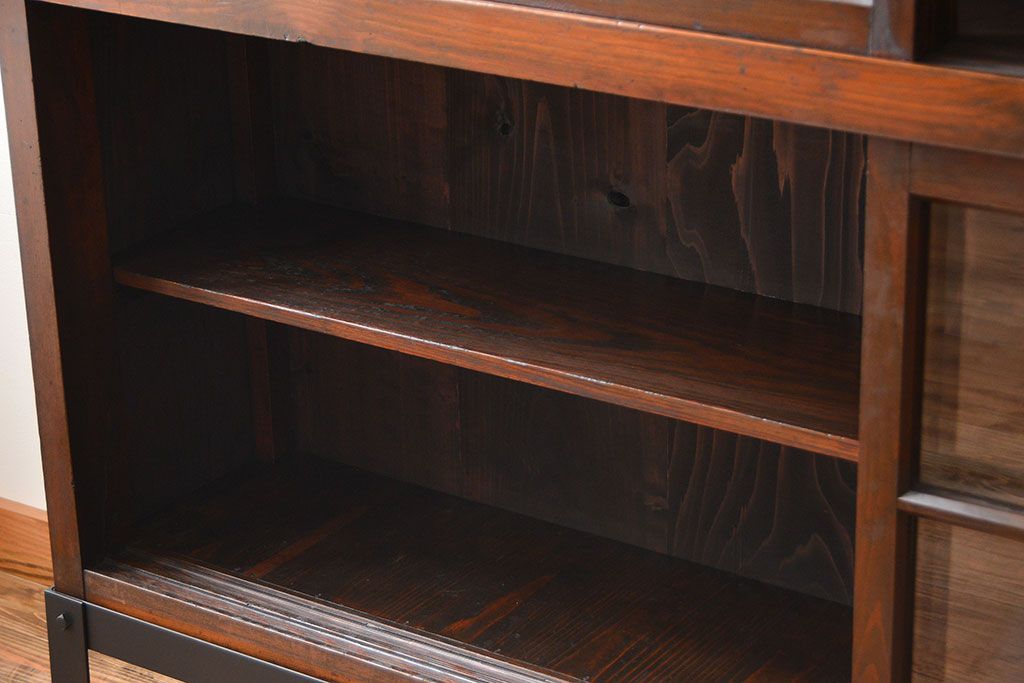 アンティーク家具　古民具・骨董　古い木製の重厚な鉄脚付き薄型収納棚