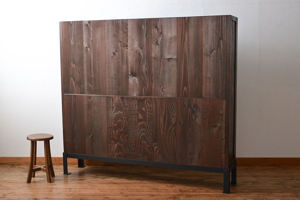 アンティーク家具　古民具・骨董　古い木製の重厚な鉄脚付き薄型収納棚