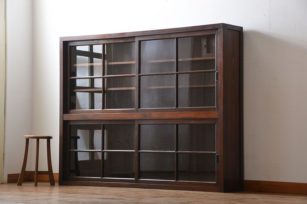 アンティーク家具　古民具・骨董　古い木製の重厚な鉄脚付き薄型収納棚