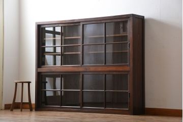 アンティーク家具　古民具・骨董　古い木製の重厚な鉄脚付き薄型収納棚