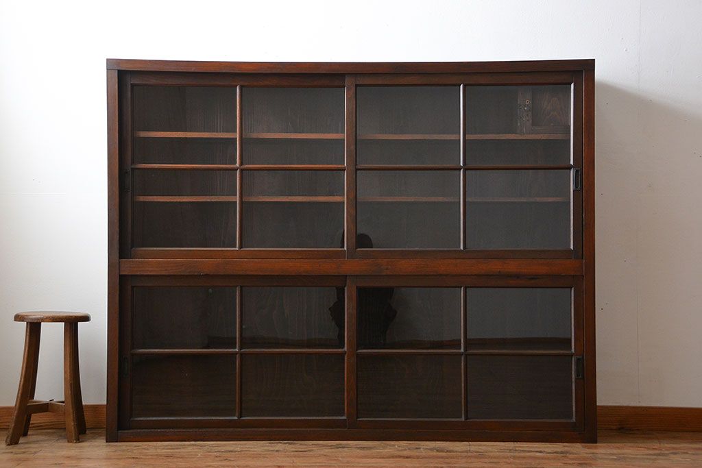 アンティーク家具　古民具・骨董　古い木製の重厚な鉄脚付き薄型収納棚