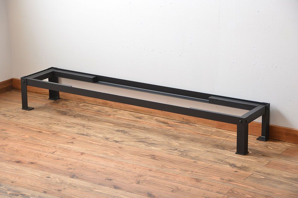 アンティーク家具　古民具・骨董　古い木製の重厚な鉄脚付き薄型収納棚