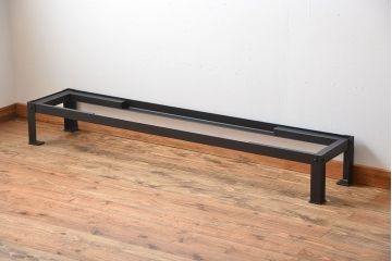 アンティーク家具　古民具・骨董　古い木製の重厚な鉄脚付き薄型収納棚