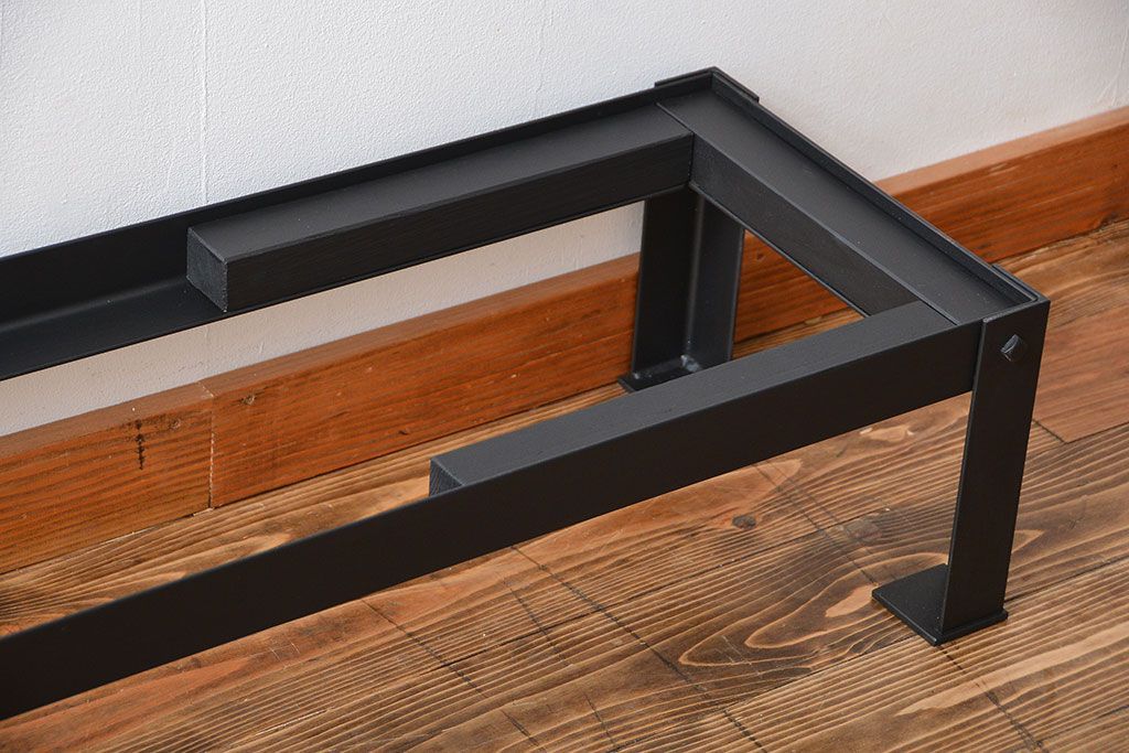 アンティーク家具　古民具・骨董　古い木製の重厚な鉄脚付き薄型収納棚