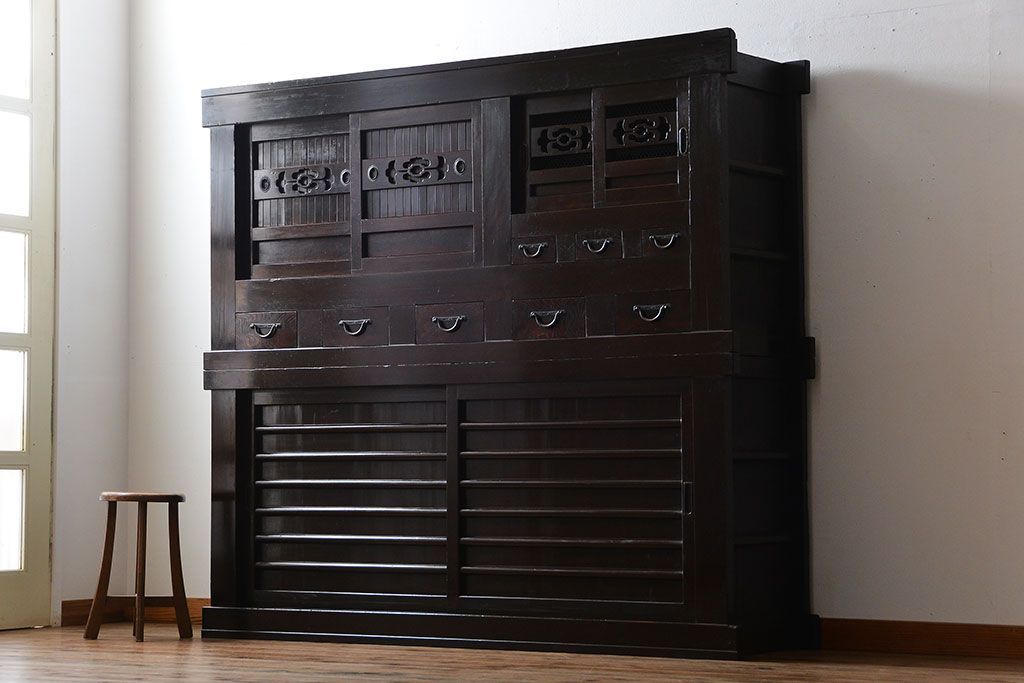 アンティーク家具　古民具・骨董　京都産の重厚な二段重ね六尺水屋箪笥