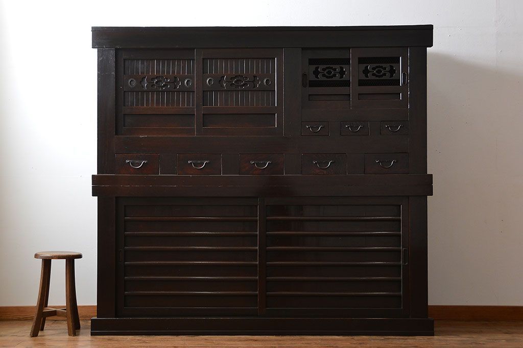 アンティーク家具　古民具・骨董　京都産の重厚な二段重ね六尺水屋箪笥