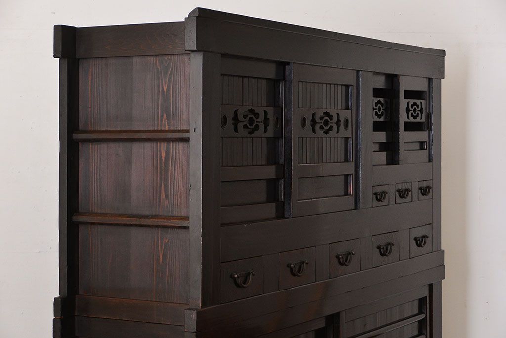 アンティーク家具　古民具・骨董　京都産の重厚な二段重ね六尺水屋箪笥