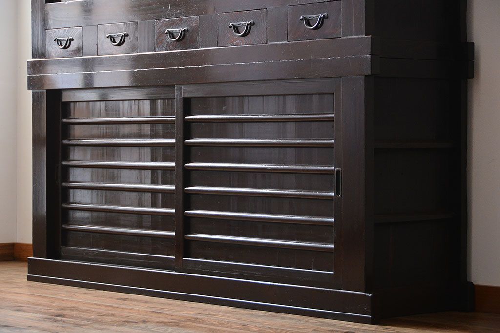 アンティーク家具　古民具・骨董　京都産の重厚な二段重ね六尺水屋箪笥