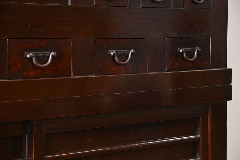 アンティーク家具　古民具・骨董　京都産の重厚な二段重ね六尺水屋箪笥