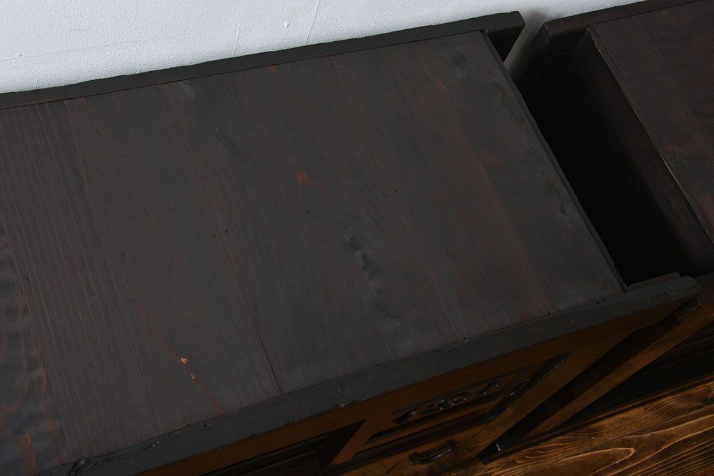 アンティーク家具　古民具・骨董　京都産の重厚な二段重ね六尺水屋箪笥